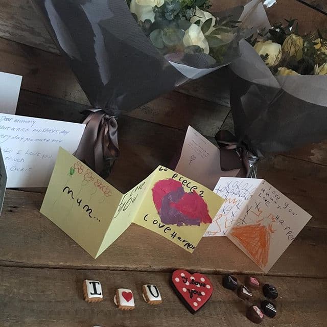 Victoria presumió los regalitos que sus hijos le hicieron.