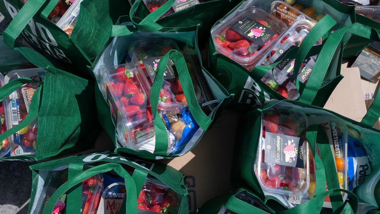 Fundación de caridad organiza evento de distribución de comida para afectados por el Coronavirus