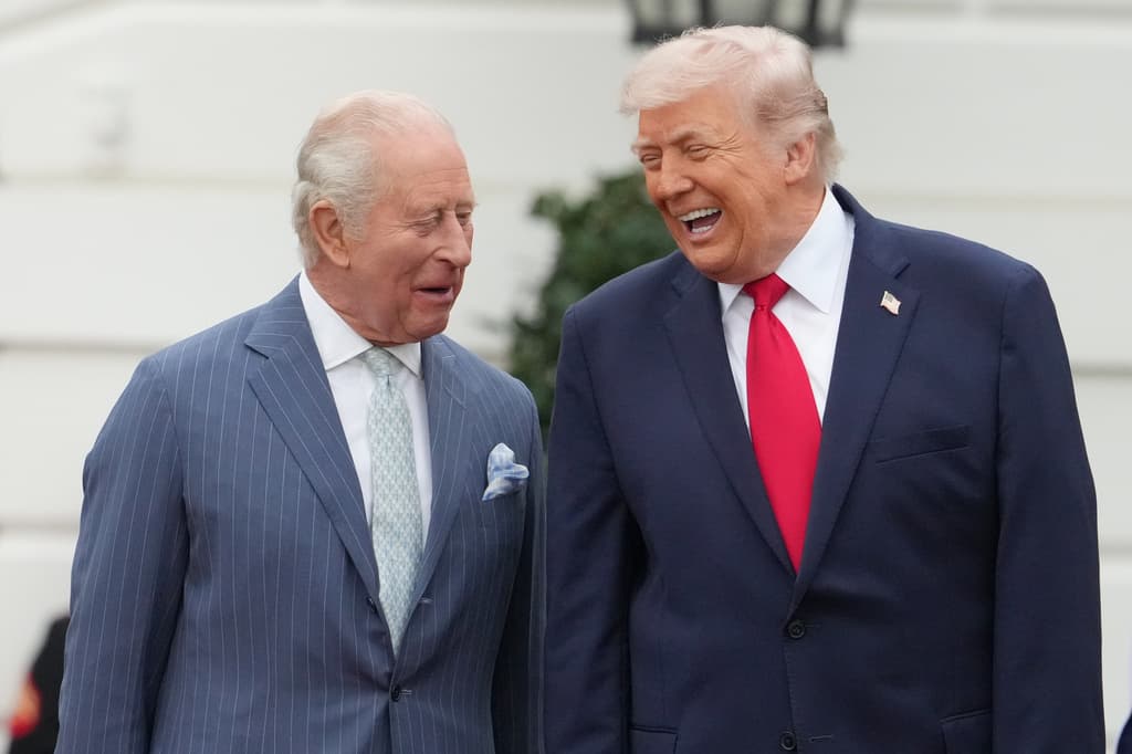 El segundo día de su visita en Washington D.C. comenzó bajo lluvia, El rey Carlos III fue visto provocándole carcajadas al presidente Donald Trump.
<br>El estadounidense, por su parte, abrió la jornada oficial del martes, 28 de abril, bromeando con las condiciones del tiempo, "como en Reino Unido", donde los días nublados no son una excepción.