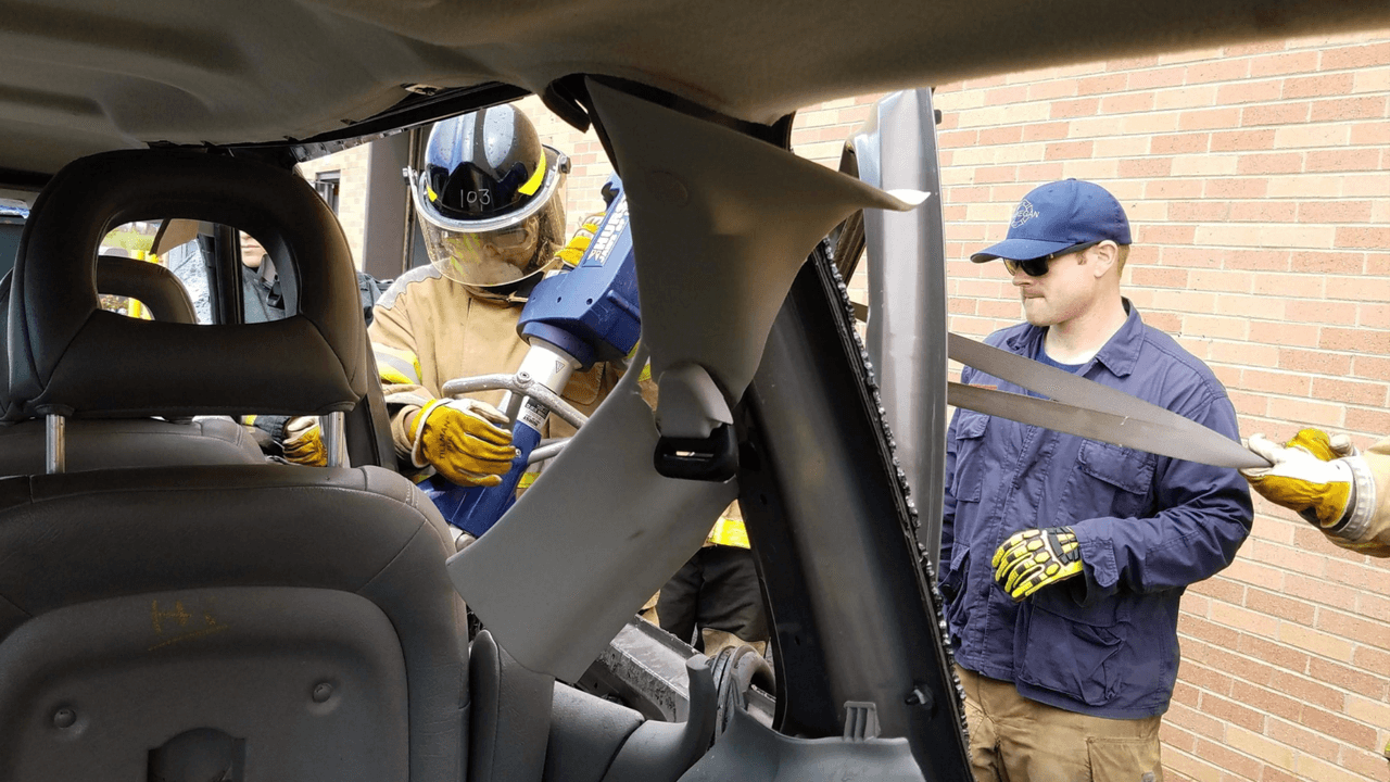 Los estudiantes aprenden diferentes técnicas de esta agencia que responde a emergencias en Waukegan.