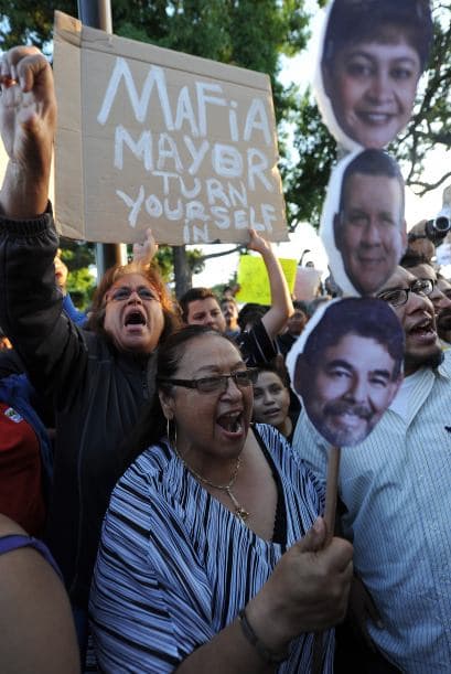 18 de agosto del 2010: Se reporta que en los últimos años la ciudad de Bell dió $900,000 en préstamos a Rizzo, Spaccia, Hernández y Artiga. EN IMAGENES: Los sucesos que llevaron a la exposición de una de las ciudades más corruptas de los Estados Unidos Fuente: Los Angeles Times