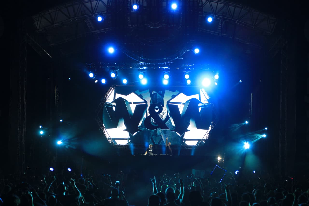 Los enormes calcetines multicolor por encima de las rodillas, los coloridos postizos en el pelo, recortes estrambóticos con la "U" de Ultra, o el omnipresente tutú, las gafas de sol inverosímiles, gorros excéntricos, ropa decorada con flores, gorras, pulseras y collares fluorescentes o las medias de rejillas, fueron los principales elementos de la moda en esta noche histórica.