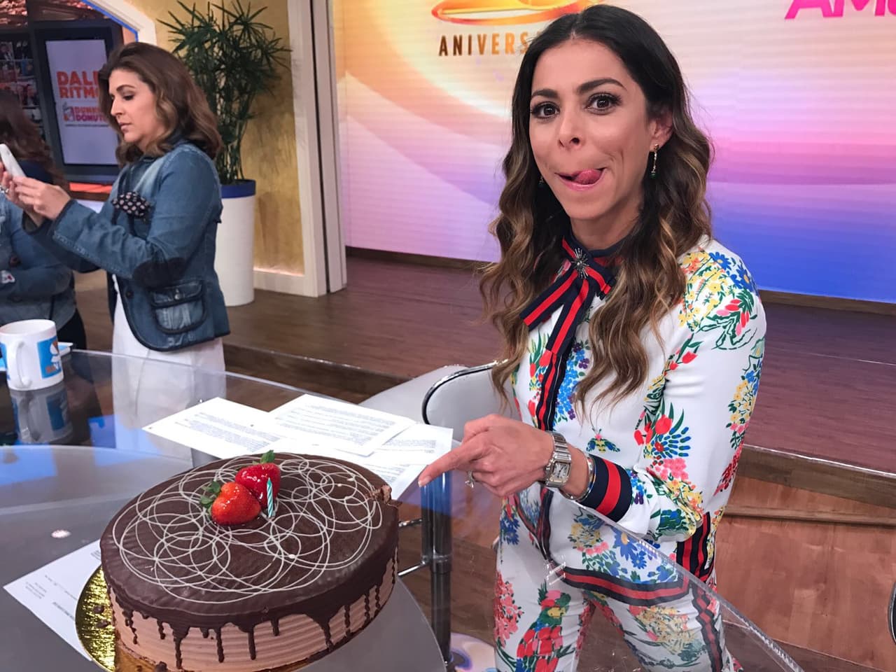 El pastel se veía delicioso, Lourdes no podía esperar para probarlo.