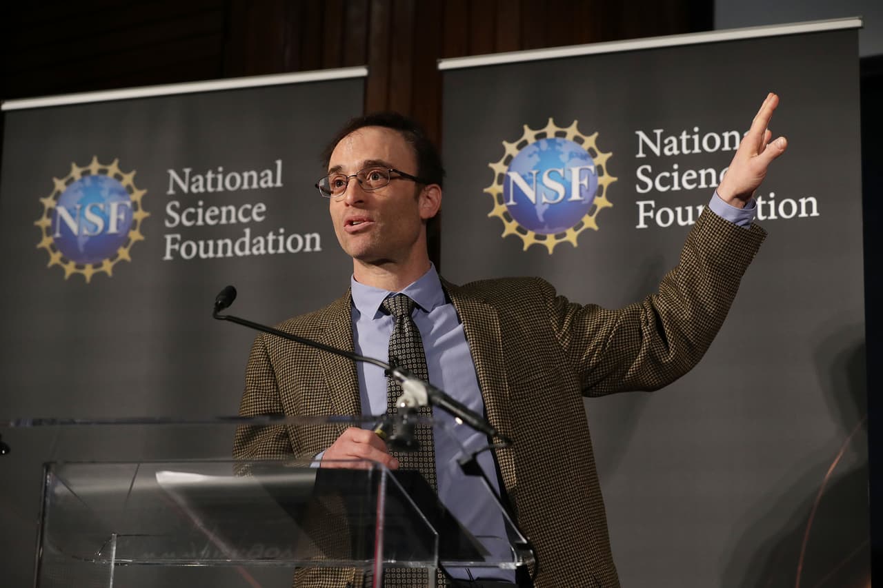 El proyecto Telescopio del Horizonte de Sucesos (o Event Horizon Telescope, EHT, en inglés), es una colaboración de ocho radiotelescopios repartidos por el mundo, desde Europa hasta el Polo Sur, pasando por América del Sur y Hawaii. Doeleman, su director, pertenece a la Universidad de Harvard. En el proyecto también participaron equipos científicos de Argentina, Chile y México.