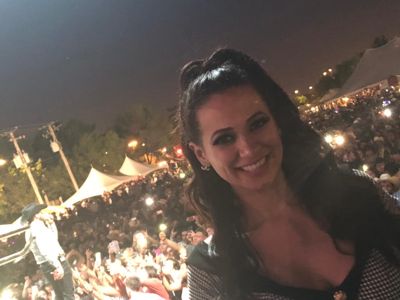 Y para cerrar con broche de oro las Fiestas de Mayo, disfrutó con el público de la música de Gerardo Ortiz.