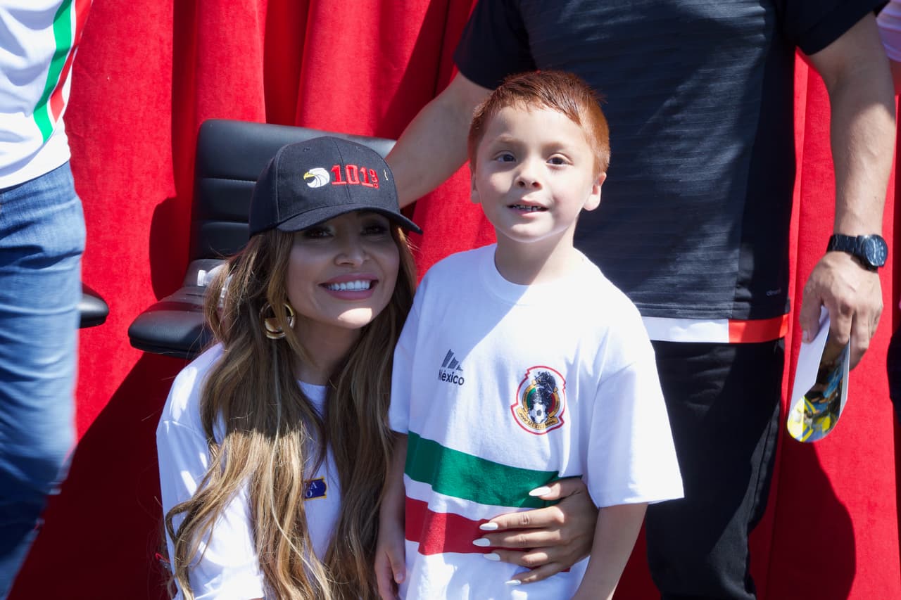 Llegó el momento de tomarse fotos y nuestra
<b>Bronquita</b> se encariñó con este pequeño pelirrojo.