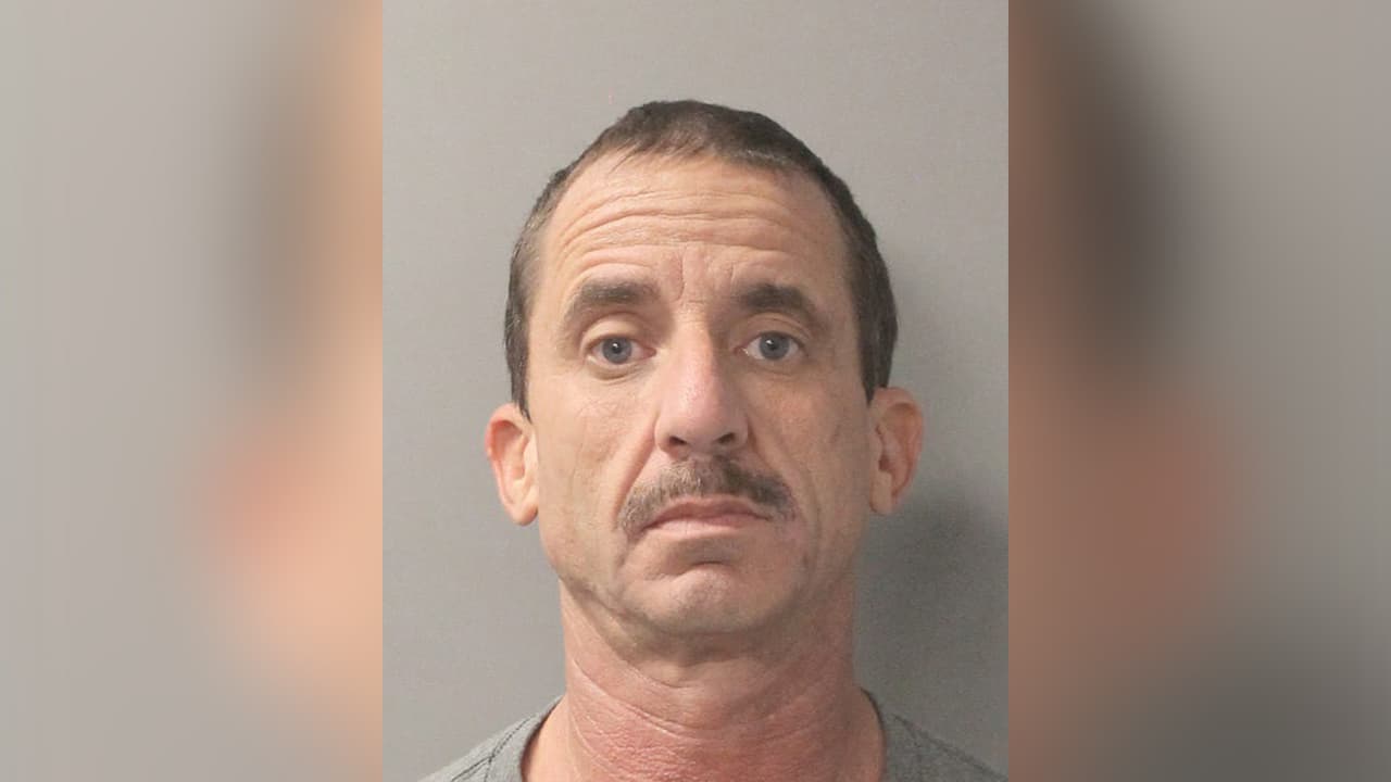 CJ White, es sospechoso de manipulación de documentos gubernamentales.