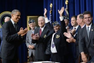 El presidente Barack Obama saluda a veteranos del 65 de Infantería de Puerto Rico, conocido como los "Borinqueneers", luego de firmar la ley que les concede la Medalla de Oro del Congreso.