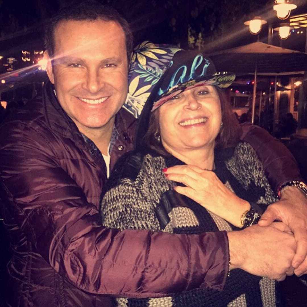 Alan Tacher no repara en halagos para su madre querida. "Ella nos enseñó a ser honestos, decentes, a tener los pies bien puestos sobre la tierra, a trabajar muy duro, a ser perseverantes".