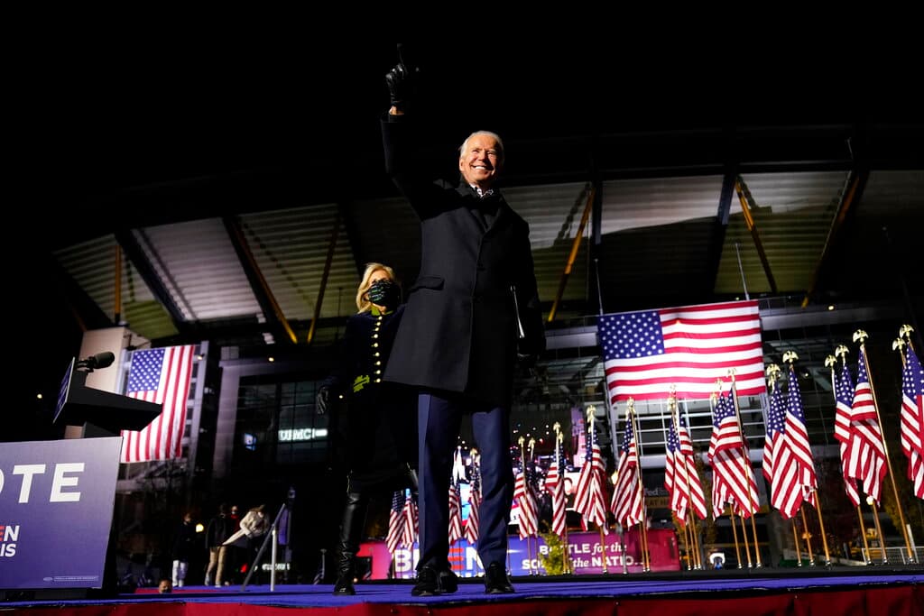 El candidato demócrata a la presidencia Joe Biden aparece durante un mitin en el estadio Heinz Field, en Pittsburgh, Pennsylvania, el lunes 2 de noviembre del 2020. Atrás de él aparece su esposa Jill.