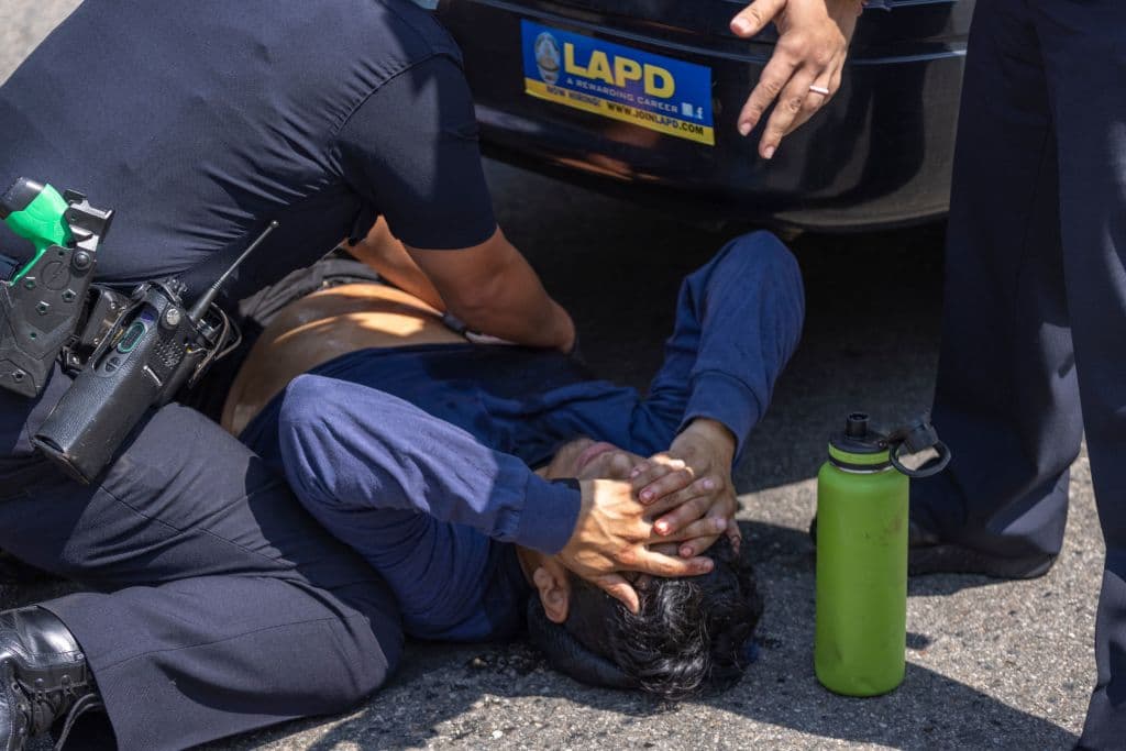 Un hombre fue apuñalado durante una protesta en Los Ángeles contra la vacuna del covid-19