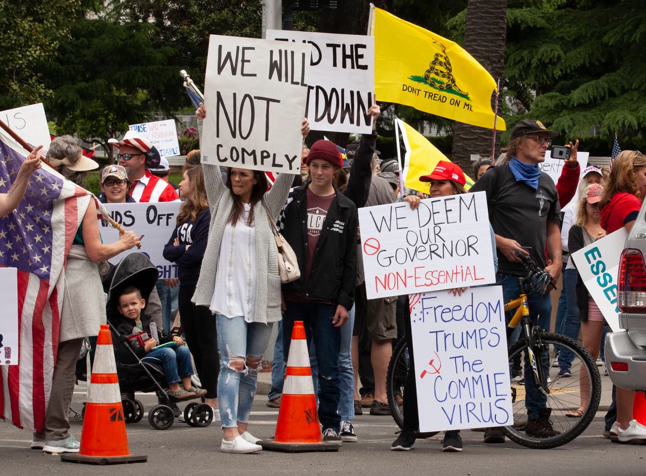 "No vamos a cumplir", decía un mensaje, haciendo referencia a las órdenes estatales de mantener una distancia de seis pies con otras personas, y la recomendación de usar un tapabocas al salir de casa. Muchos manifestantes no cumplían con estas medidas. (AP/Rich Pedroncelli)