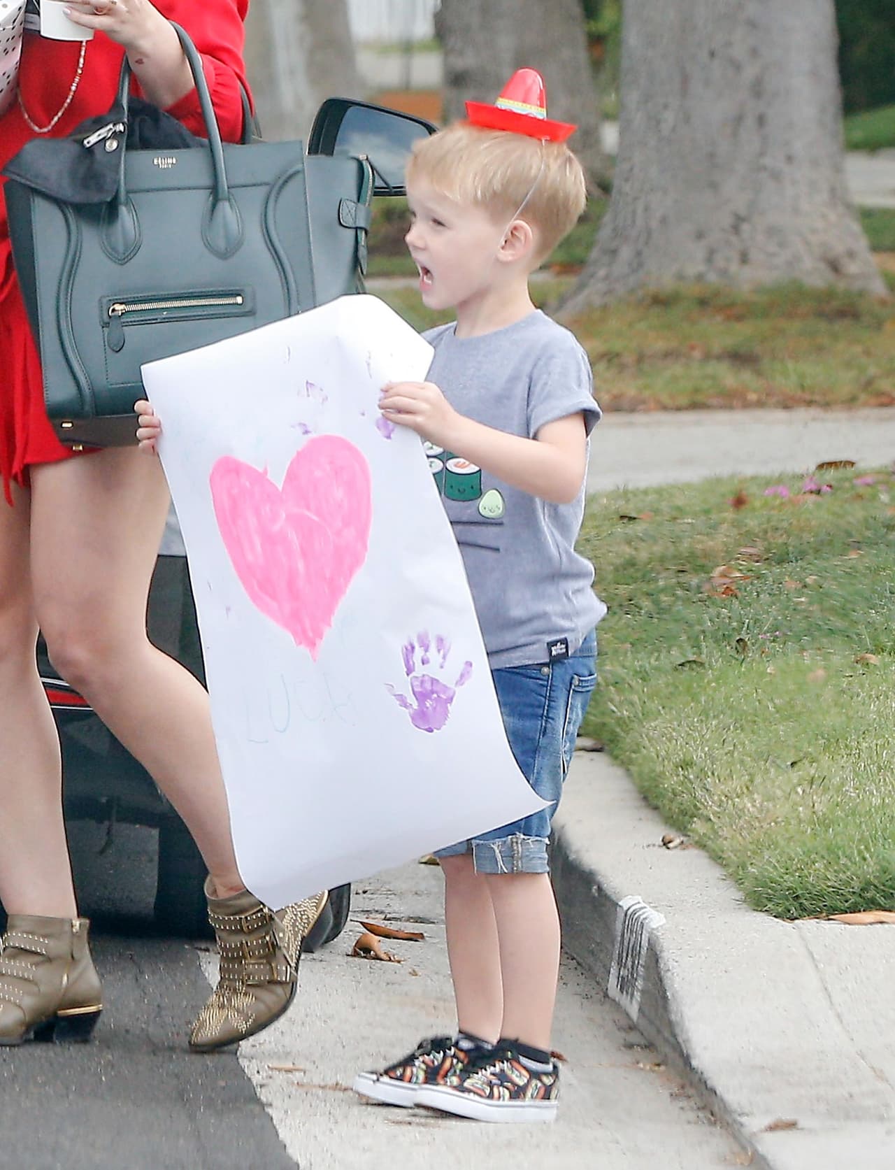 El chiquito le hizo un dibujote a su prima.