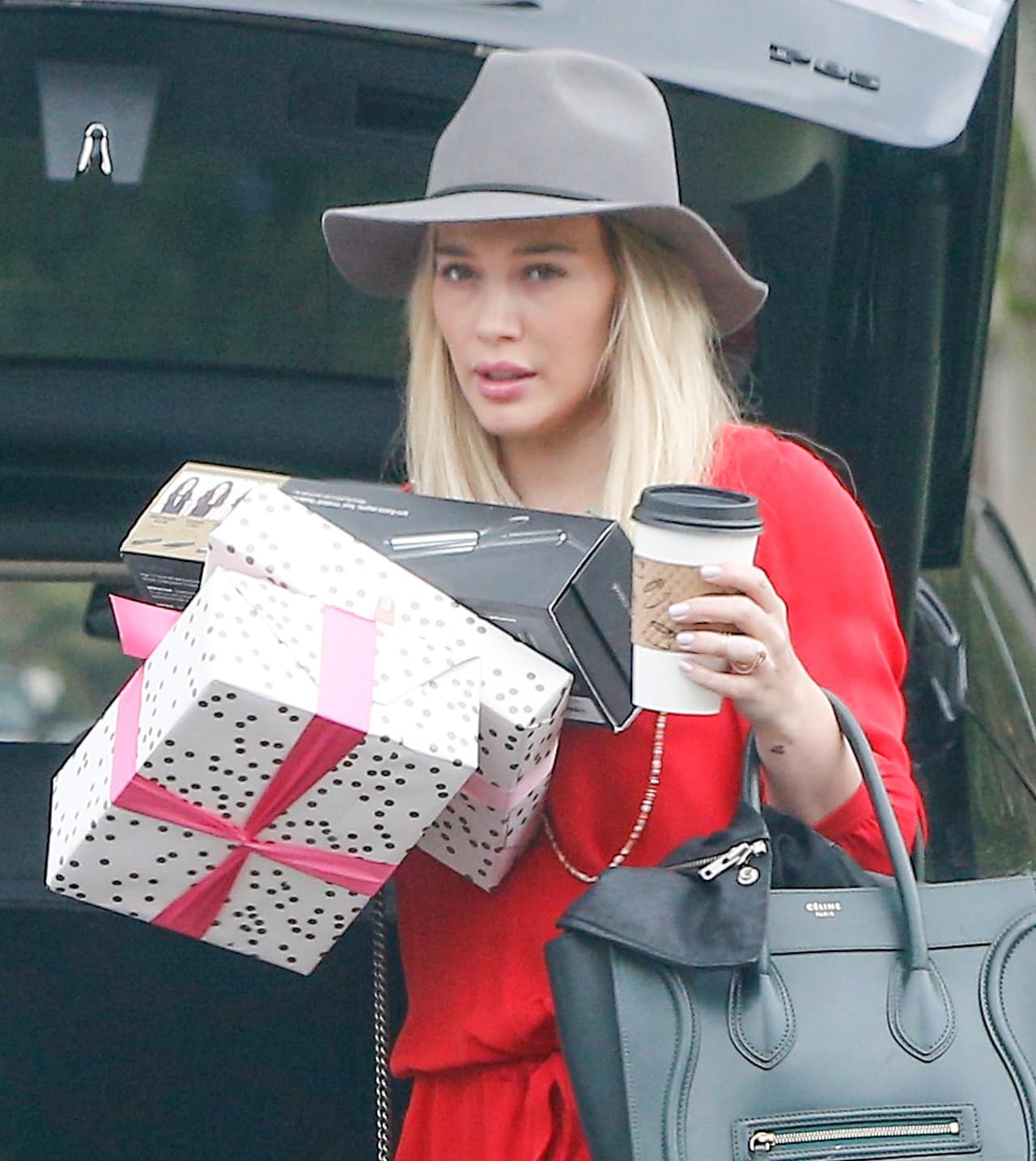 Hilary cargó con los regalos - y su inseparable café.