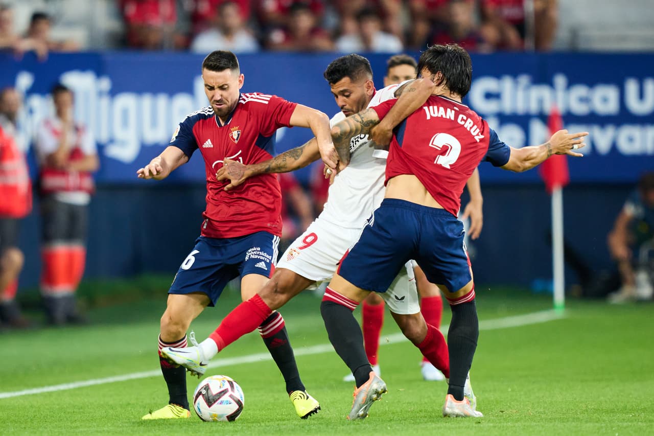 Con un 'Tecatito' Corona muy lúcido, el Sevilla no pudo en su visita al Osasuna que aprovechó un polémico penal para sellar el 2-1 con el que venció al equipo de Julen Lopetegui en El Sadar.