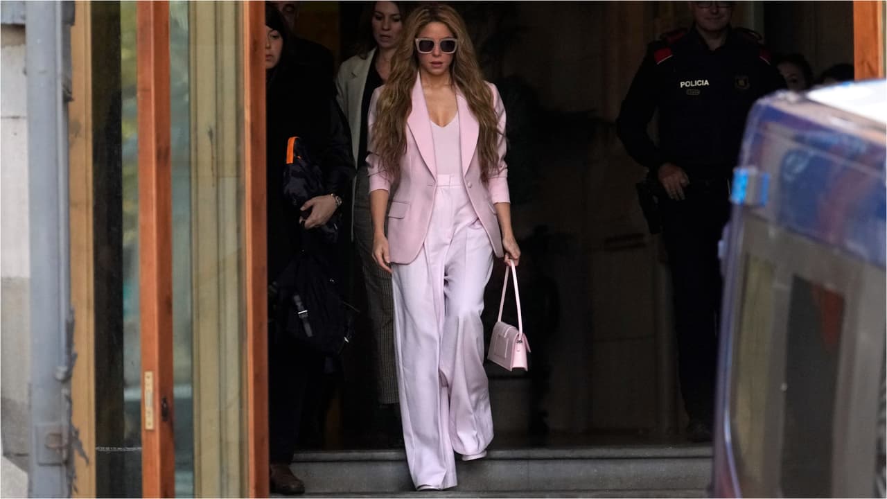Shakira complementó el 'outfit' con un bolso Jacquemus de 820 dólares.