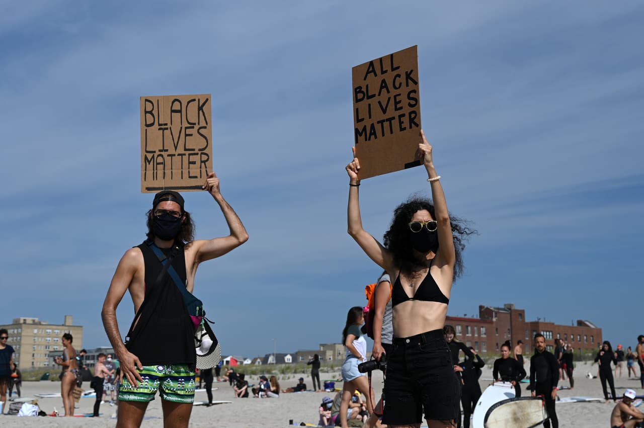 Carteles con el mensaje Black Lives Matter se desplegaron a lo largo de la playa durante la manifestación pacífica.