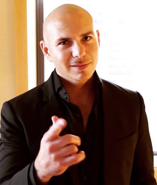 2. Sus padres son cubanos, por esta razón lo hacían recitar poemas de José Martí cuando era muy niño.