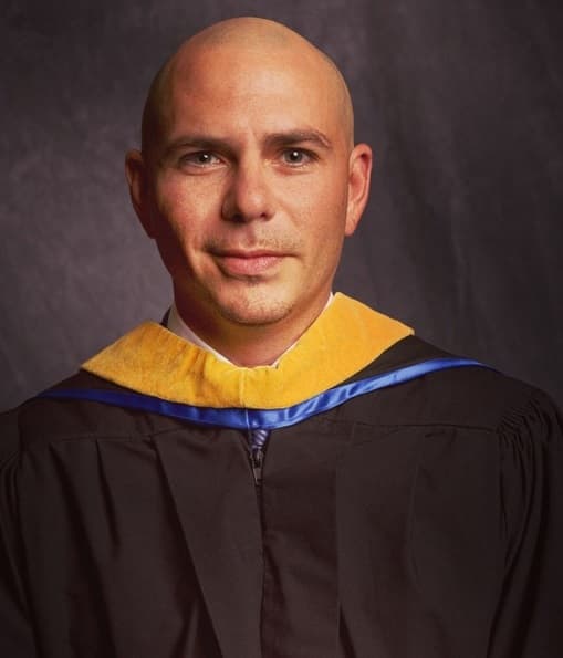 3. Pitbull recibió un Doctorado Honoris Causa en arte y administración de empresas por el Doral College.