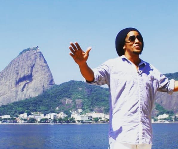 2. Tego fue baterista en una banda de rock y hacía covers de Ozzy Osbourne.