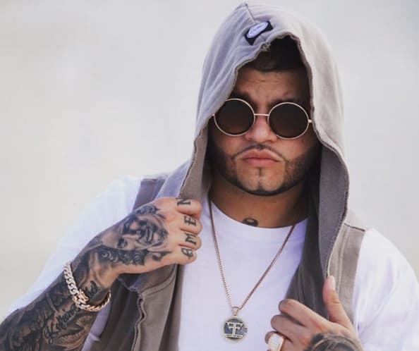 2. Con su primer cheque, Farruko se compró un coche con el que iba para todos lados.
