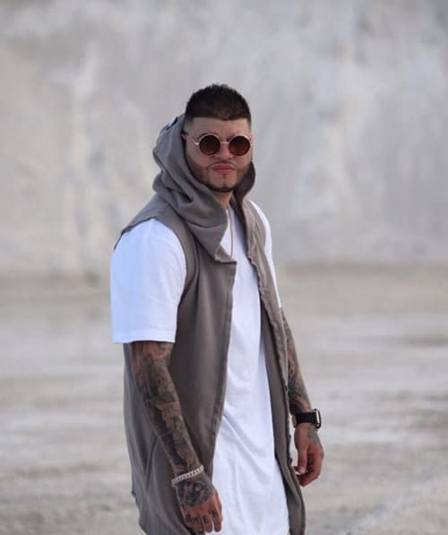 1. Cuando era niño, Farruko creció cercano al taller mecánico de su padre, donde tiempo después limpió herramientas.