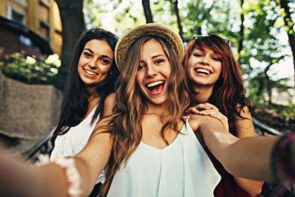 Ser la protagonista de muchas de tus fotos te expone e incluso puede ser peligroso. Estas 11 reglas podrían ayudarte a evitar riesgos físicos, ¡y sociales!