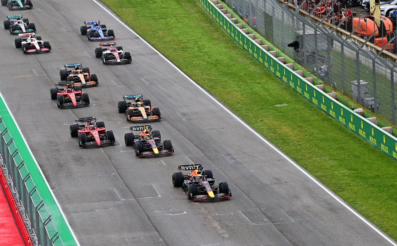 Gran carrera de Red Bull para su primer 1-2 desde el 2016 con Max Verstappen ganador en el GP de Imola y el mexicano Sergio 'Checo' Pérez como segundo lugar en el podio en Italia.