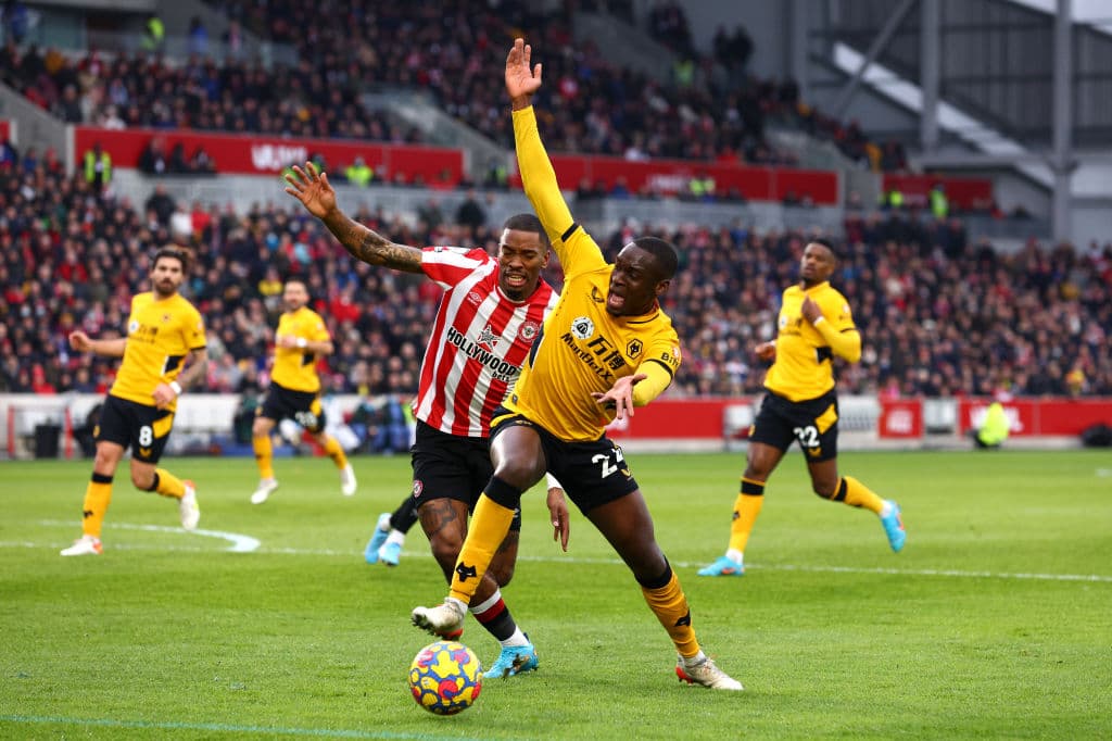 Joao Moutinho y Rúben Neves se convierten en los goleadores del día y le dan la victoria 1-2 al Wolverhampton sobre el Brentford.