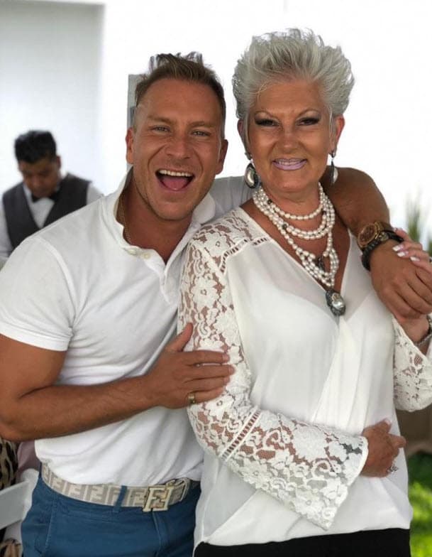 <b>Salvador Zerboni</b> también presumió a su mamá: "Si me pongo a describir los sentimientos no acabaría ¡nunca! Solo quiero decirte ¡Gracias mamá! ¡Gracias, gracias, gracias!".