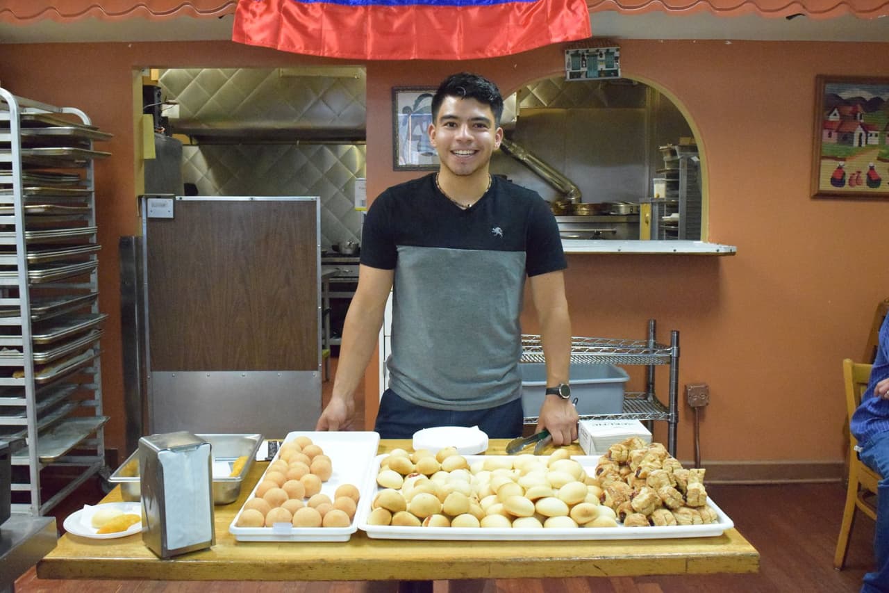 Todos los restaurantes proveen una muestra de su platillo más popular, en el caso de Pizza y Pan Pan’ya, un bolillo colombiano.