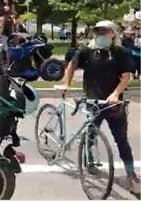Hombre joven, de piel blanca, cabello rubio largo claro, se desplazaba en bicicleta durante los disturbios. Cualquier información pueden hacerla llegar al SLCPD llamando al número 801-799-3000 haciendo referencia al caso número 20-94360, o a través del website crimetips.utah.gov.