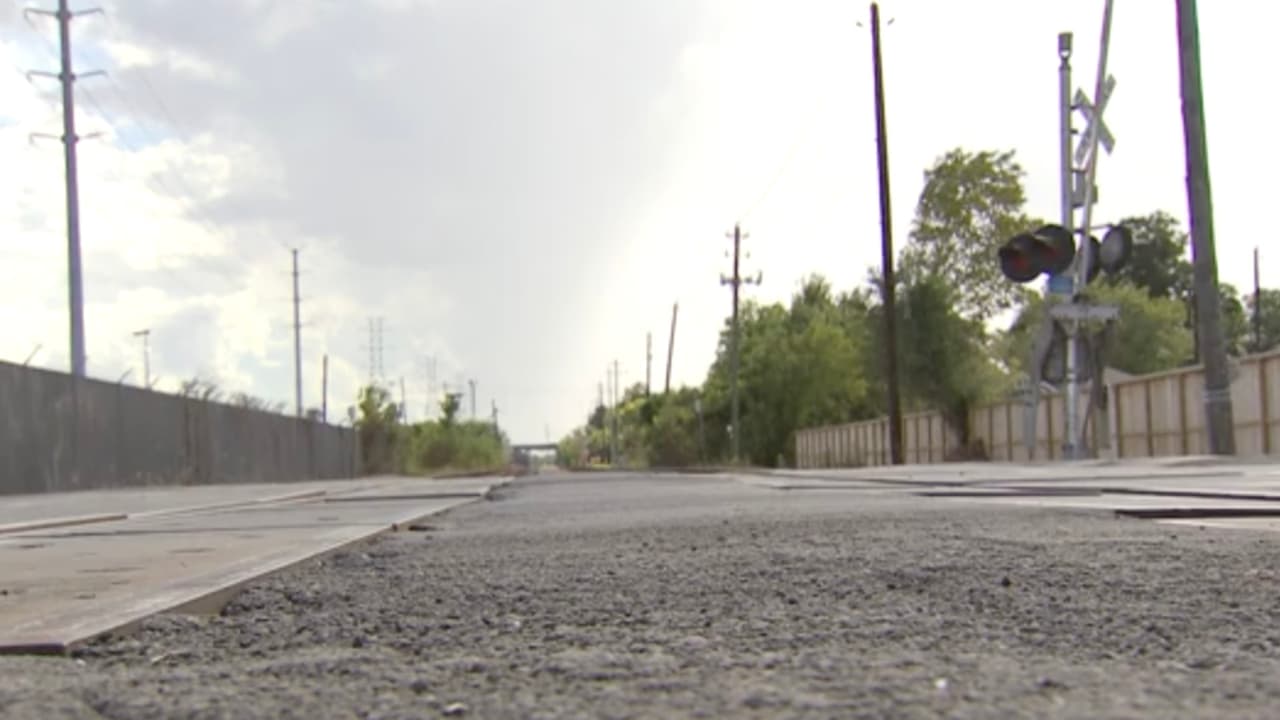 Según una publicación en Facebook del concejal de Houston, Robert Gallegos, esta propuesta traería más tráfico de trenes en una zona donde estos vehículos ya son considerados un problema por los vecinos.