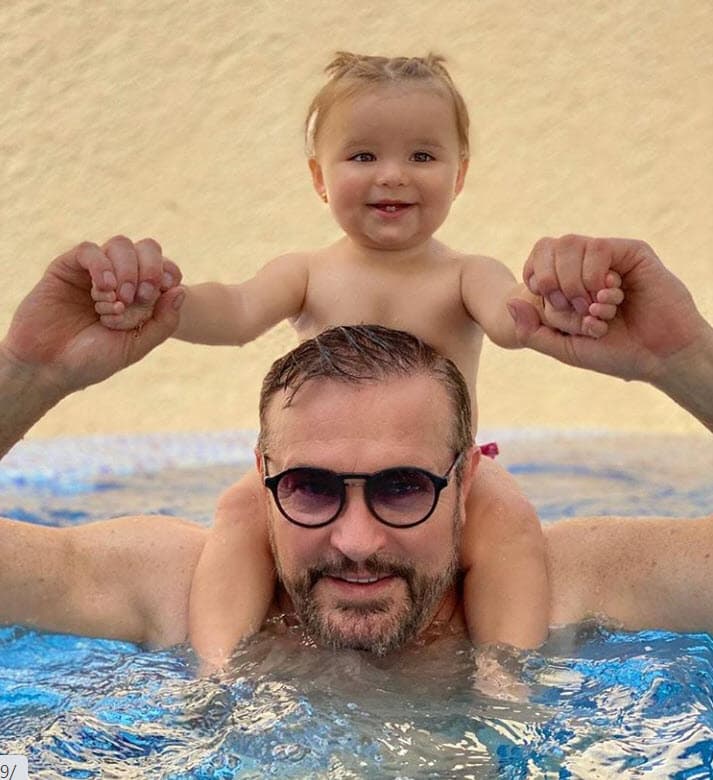 Ellos ya tienen a
<b><a href="https://www.univision.com/famosos/brandon-peniche-y-kris-cid-logran-entretener-a-alessia-mientras-ellos-combaten-el-covid-19-video" target="_blank"> Alessia (1 año)</a></b> y ahora llegará a la familia un niño. 
<br>