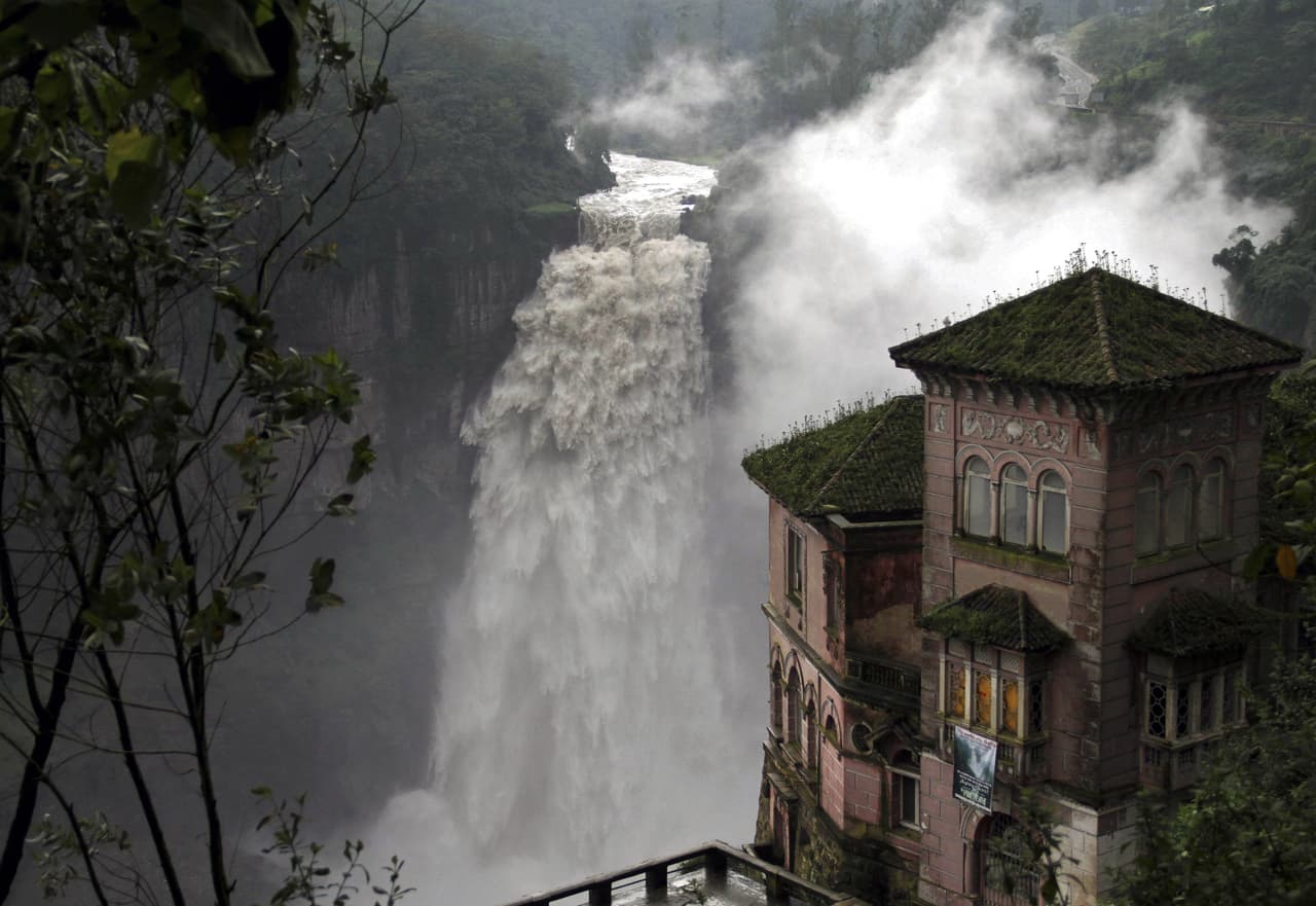 Este es el Hotel del Salto, ubicado a un costado del famoso Salto de Tequendama en el Río Bogotá, situado a unos 30 kilómetros al suroeste de Bogotá, Colombia. Un hermoso lugar con una vista inigualable que tiene detrás una historia de terror que ha cautivado a amantes de lo paranormal.