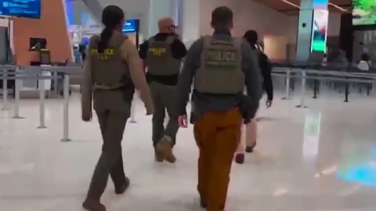 Agentes de ICE en aeropuertos de EEUU generan tensión por el aumento de detenciones de viajeros