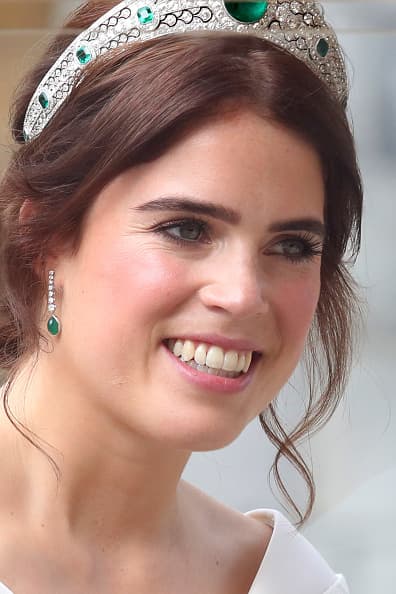 Recientemente, usuarios de redes sociales y diversos medios de comunicación han comparado el parecido de Souza con la princesa (en la foto). Una de las más recientes observaciones lo hizo la revista 
<b><a href="https://mx.hola.com/es/realeza/2019070825672/princesa-eugenie-karla-souza-dobles/" target="_blank">Hola!</a></b> en un artículo en el que atribuye los comparativos a fanáticos de la película biográfica del príncipe Harry y Meghan Markle que se transmitió por el canal 
<b><a href="https://www.youtube.com/watch?v=8ild4bX5PQQ" target="_blank">Lifetime</a></b>. La publicación resalta que ambas tienen "el cabello castaño, cejas gruesas y una fuerte línea mandibular".