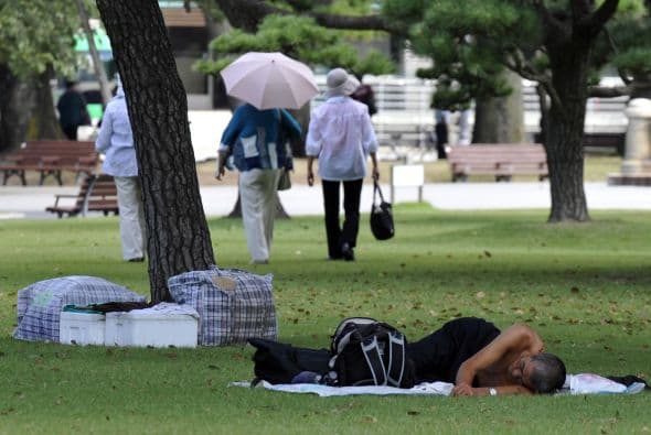 Si alguien presenta signos de agotamiento por calor (piel fría, húmeda, pálida o enrojecida, sudoración intensa, dolor de cabeza, náuseas, mareos, agotamiento por debilidad), haga que se muevan a un lugar más fresco, que se quiten o se aflojen la ropa apretada y se rocíen con agua o Aplique paños o toallas fríos y húmedos sobre su piel. Si están conscientes, pídales que beban pequeñas cantidades de agua fría. 
<br>
<br>Asegúrese de que la persona beba lentamente. Esté atento a los cambios en la condición. Si la persona rechaza el agua, vomita o comienza a perder el conocimiento, llame al 9-1-1.
<br>
<br>Empape o rocíe a la persona con agua fría, o cúbrala con toallas frías o húmedas o bolsas de hielo.