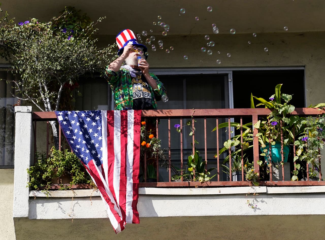 Y los que no salen a las calles, lo hacen desde sus balcones, con banderas, sombreros y espiritu democrático.
