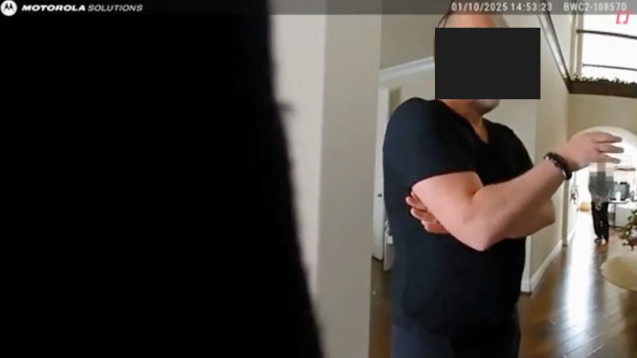 Durante el proceso en Inglaterra se presentó un video de la cámara corporal de un oficial en Texas que llegó a la casa de Kris Harrison minutos después del incidente. Las imágenes fueron publicadas por el medio británico Echo.