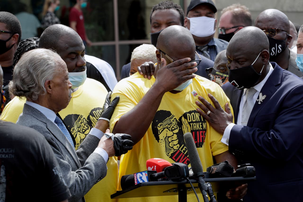 Philonise Floyd es consolada por el reverendo Al Sharpton y el abogado Benjamin Crump, en una conferencia de prensa durante una visita pública a su hermano George Floyd en la iglesia The Fountain of Praise en Houston.