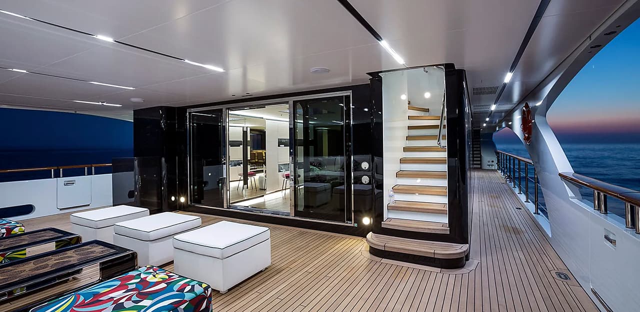 El Daily Mail reseñó la embarcación con "un estilo atemporal, con hermosos muebles y suntuosos asientos para crear un ambiente elegante y confortable".
<br>