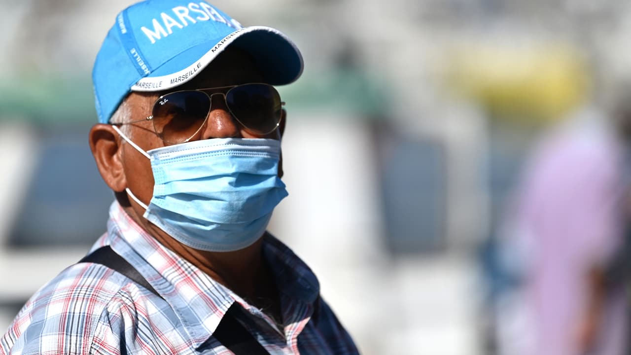 Las mascarillas quirúrgicas son más baratas y pueden ser efectivas si se usan con cuidado, por ejemplo, sin tirarlas hacia arriba y hacia abajo con frecuencia, y las máscaras de tela también pueden ser útiles si tienen múltiples capas o están dobladas.