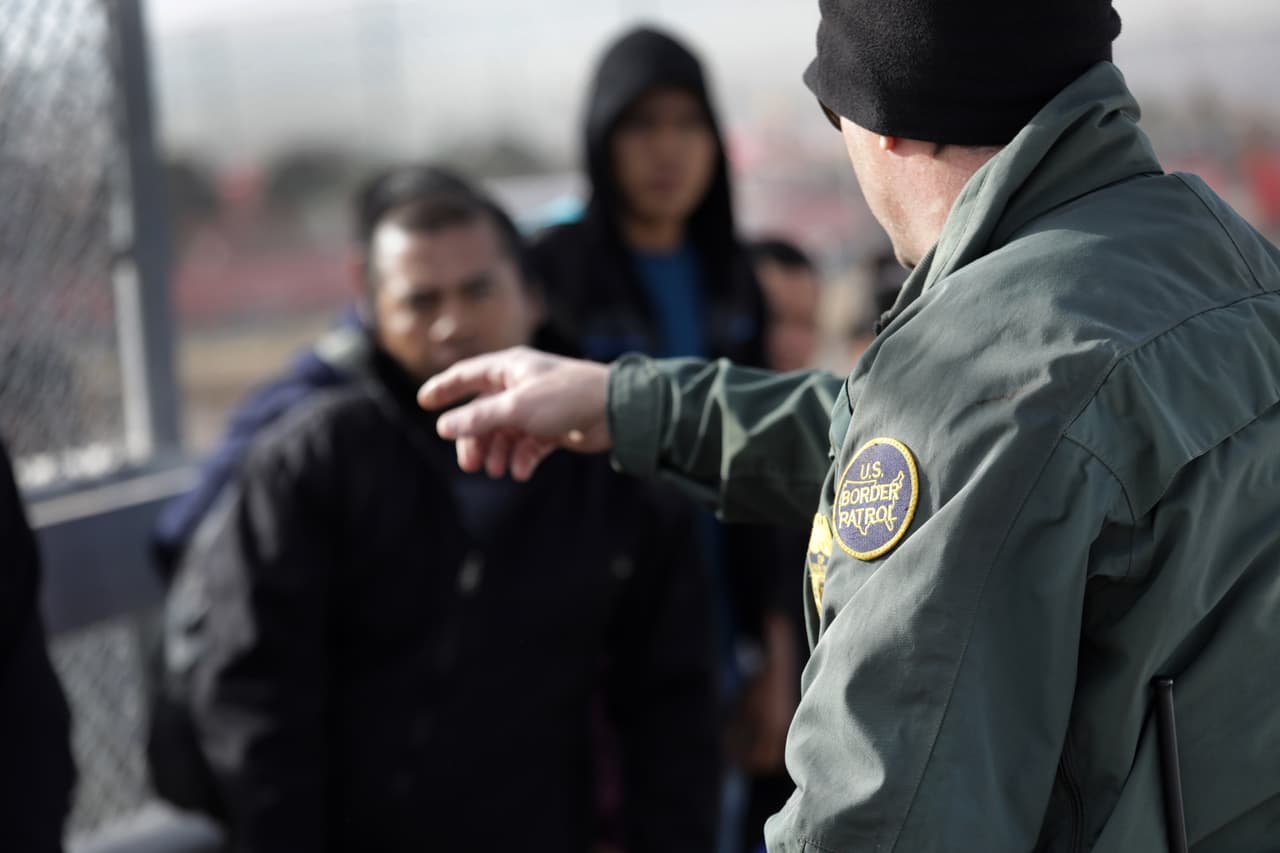 Un agente de la Patrulla Fronteriza pone bajo custodia a inmigrantes centroamericanos en Texas.