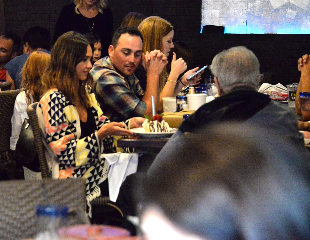 Jessica Alba sonríe al recibir su orden de tacos.