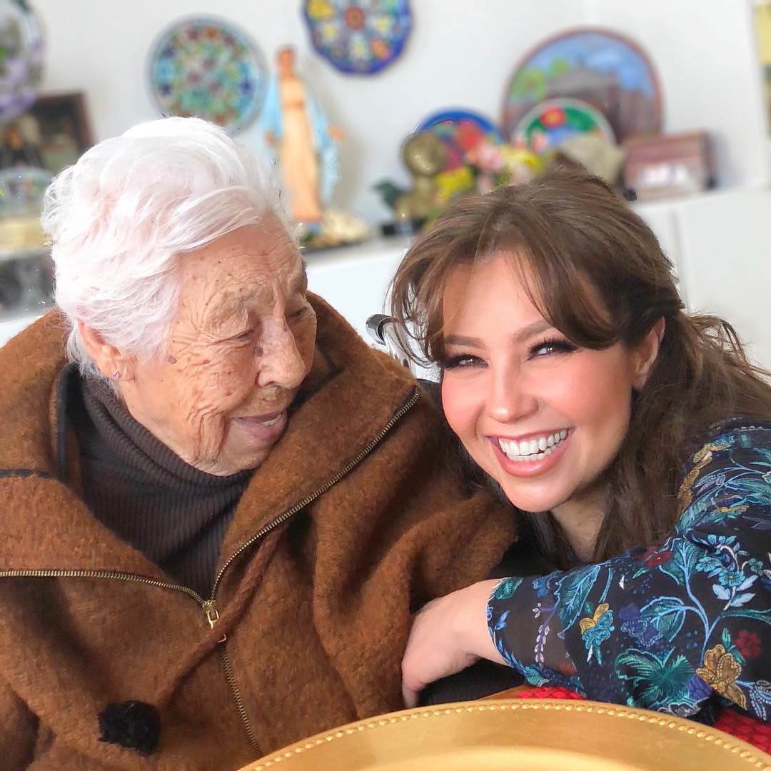La hermana mayor de Thalía también dijo que la cantante está al pendiente de su abuelita a pesar de la distancia.