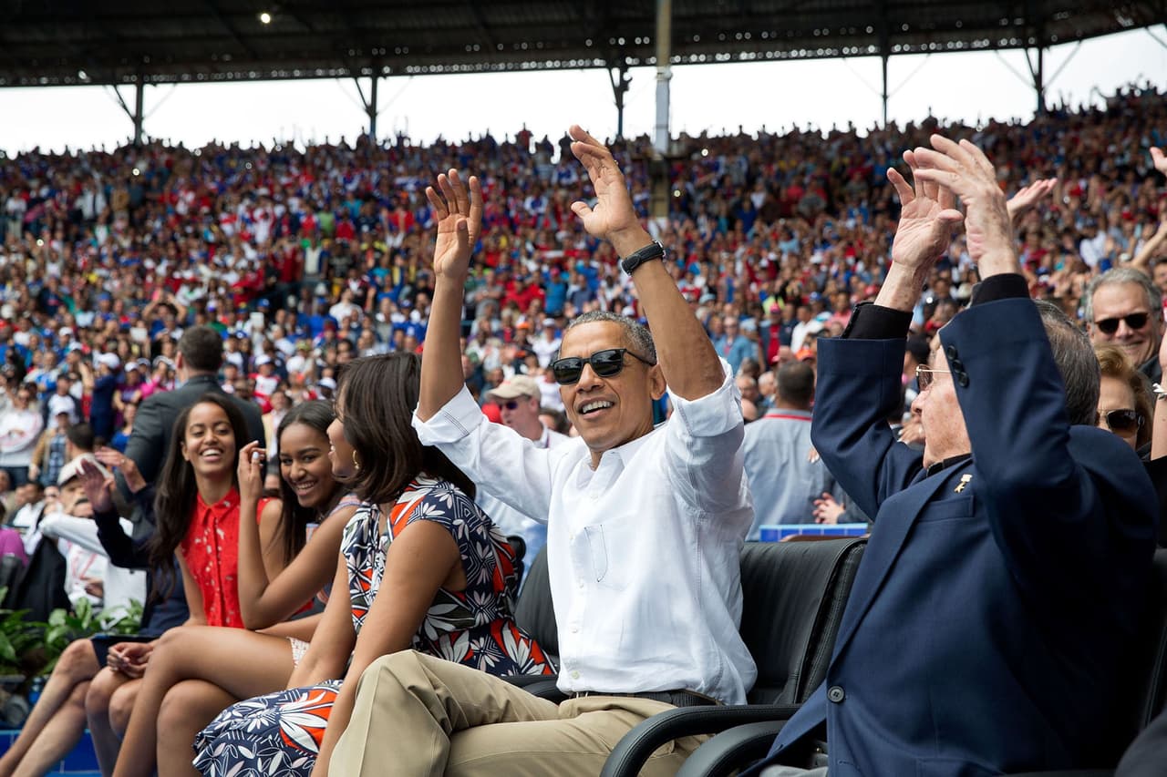 <b>22 de marzo.</b> Los presidentes Barack Obama y Raúl Castro se unen espontáneamente a 'la ola' iniciada por otros asistentes al partido amistoso de béisbol entre las Manta Rayas de Tampa Bay y el Equipo Nacional Cubano en La Habana, Cuba. 
<br>