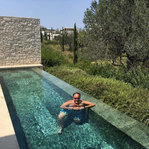 El siguiente destino en Grecia está rodeado de árboles de olivos.