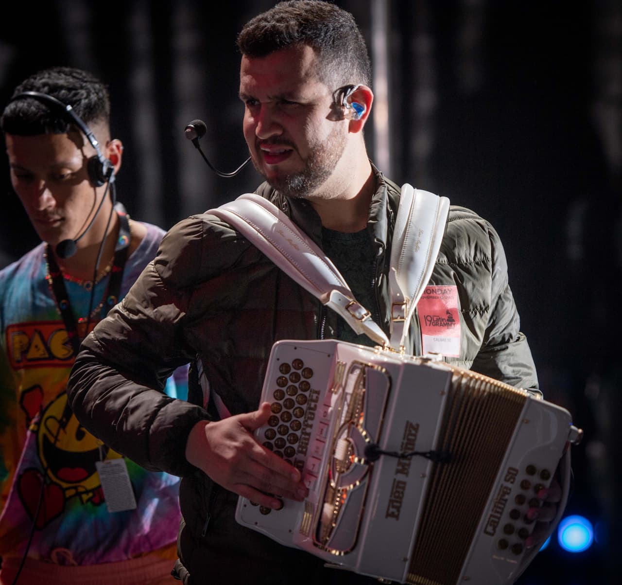 Calibre 50 deleitará al público con su famoso
<b><a href="https://www.univision.com/especiales/latin-grammy/un-corrido-al-inmigrante-podria-ganar-un-latin-grammy-y-es-una-historia-muy-personal-para-calibre-50">'Corrido de Juanito'</a></b>.