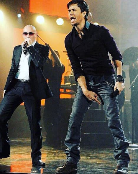 O, ¿por qué no? Que invite a Enrique Iglesias, su gran amigo y frecuente colaborador.